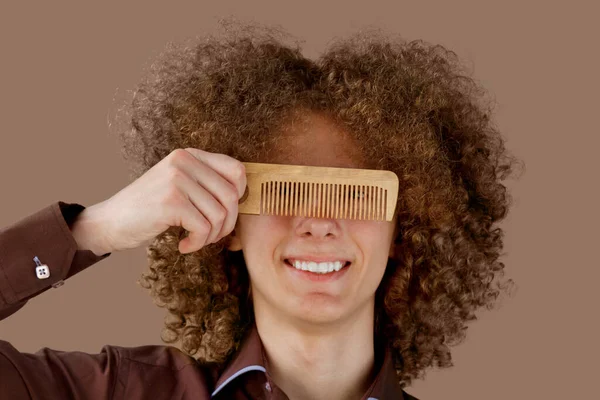 Een Langharige Man Met Krullend Haar Een Bruin Shirt Een — Stockfoto