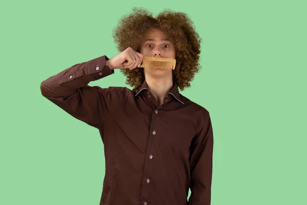 Tipo Pelo Largo Rizado Con Una Camisa Marrón Sobre Fondo — Foto de Stock