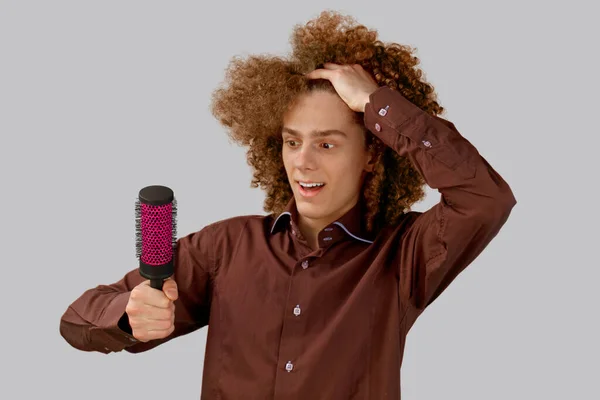 Tipo Pelo Largo Rizado Con Una Camisa Marrón Sobre Fondo — Foto de Stock