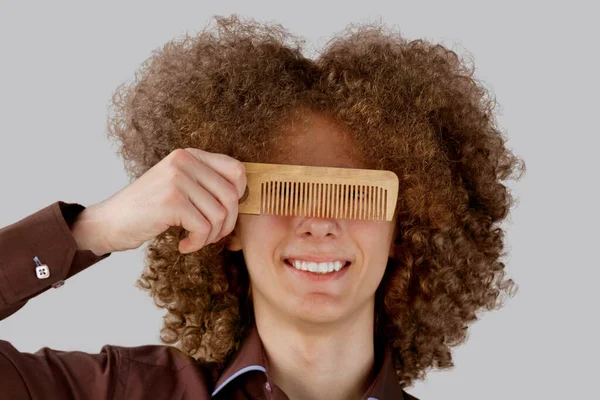 Long Haired Curly Haired Guy Brown Shirt Gray Background Uses — Stock Photo, Image