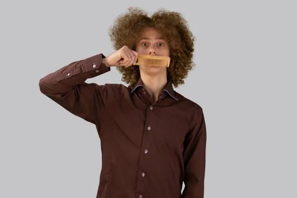 Tipo Pelo Largo Rizado Con Una Camisa Marrón Sobre Fondo —  Fotos de Stock