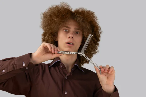 Long Haired Curly Haired Guy Brown Shirt Gray Background Uses — Stock Photo, Image