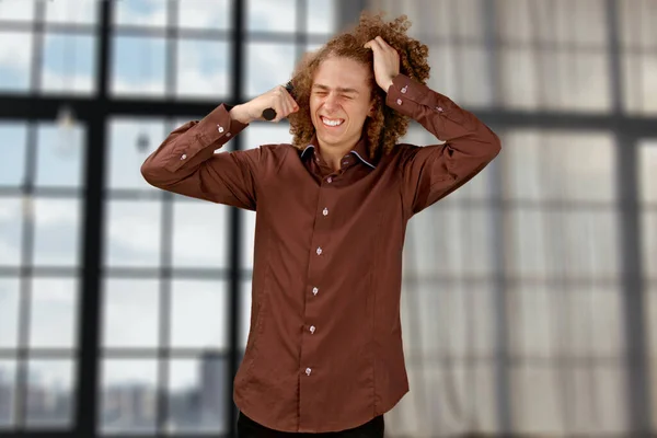 Cara Cabelos Compridos Encaracolado Uma Camisa Marrom Usa Pente Redondo — Fotografia de Stock
