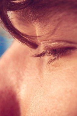 Avrupalı adamın gözü kapalı. Yüzün bir parçası makro. Göz küresi son derece yakın. İnsan öğrenci..