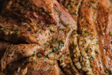 Izgaranın üstünde ahşap bir arka planda baharatlı bir et parçası yatıyor. Lezzetli kızarmış biftek yemeye hazır..