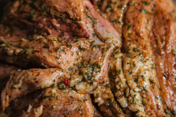 кусок запеченного мяса на гриле со специями лежит на деревянном фоне крупным планом. Прекрасный вкусный жареный стейк готов к еде.