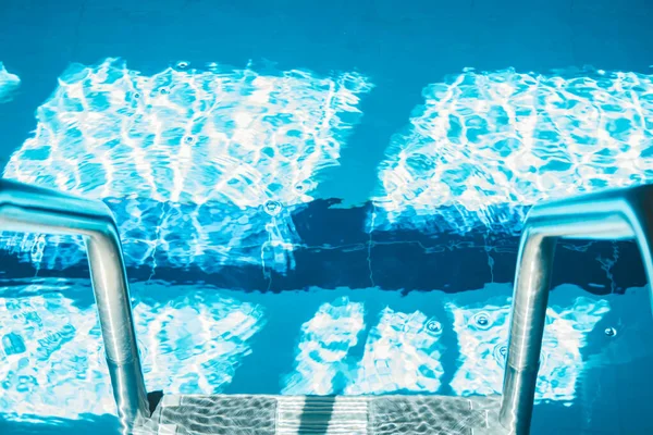 Uma Piscina Água Com Água Clara Transparente Azul Qual Brilha — Fotografia de Stock