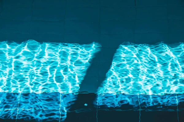 Uma Piscina Água Com Água Clara Transparente Azul Qual Brilha — Fotografia de Stock