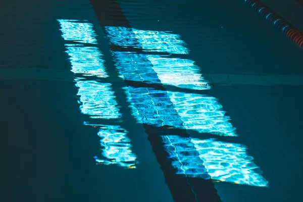 Una Piscina Agua Con Agua Transparente Azul Sobre Que Brilla — Foto de Stock