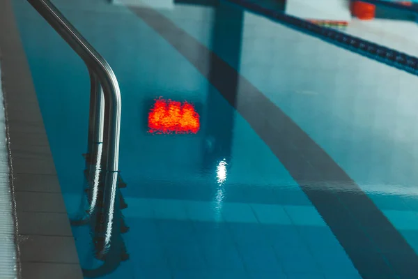 Una Piscina Agua Con Agua Transparente Azul Sobre Que Brilla —  Fotos de Stock