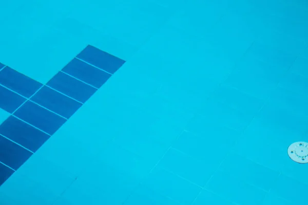 Uma Piscina Água Com Água Clara Transparente Azul Qual Brilha — Fotografia de Stock