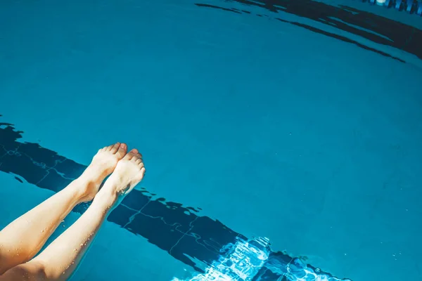 Pie Del Nadador Sumerge Una Piscina Agua Con Agua Transparente —  Fotos de Stock