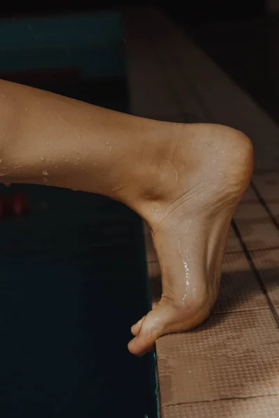 Κολυμβητής Σπρώχνει Από Την Άκρη Της Πισίνας Γκρο Πλαν Πόδι — Φωτογραφία Αρχείου