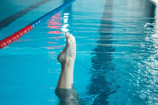 Atleta Natación Sincronizada Entrena Solo Piscina Entrenamiento Agua Revés Las —  Fotos de Stock