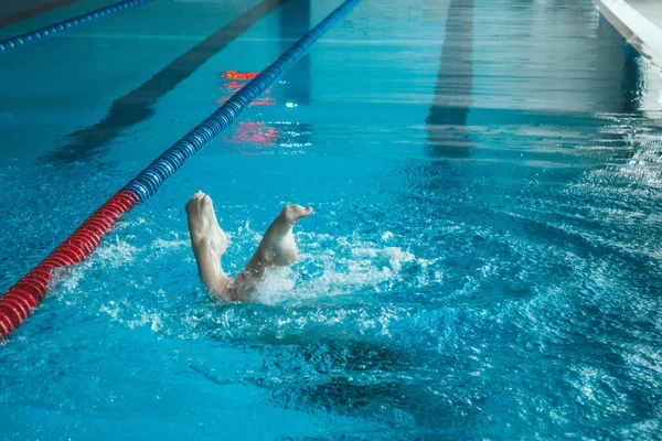선수들은 수영장에서 단독으로 속에서 훈련받고 있습니다 다리로 있습니다 다리의 — 스톡 사진