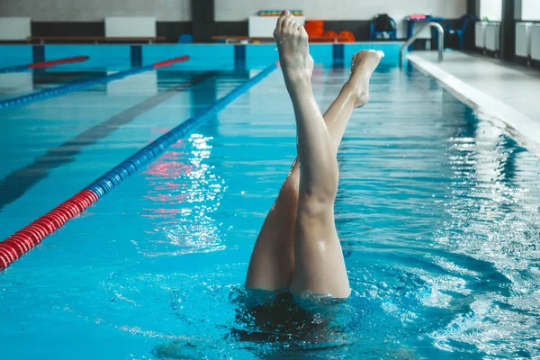 Atleta Natación Sincronizada Entrena Solo Piscina Entrenamiento Agua Revés Las —  Fotos de Stock