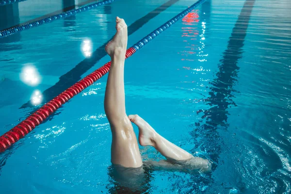 Atleta Natación Sincronizada Entrena Solo Piscina Entrenamiento Agua Revés Las — Foto de Stock