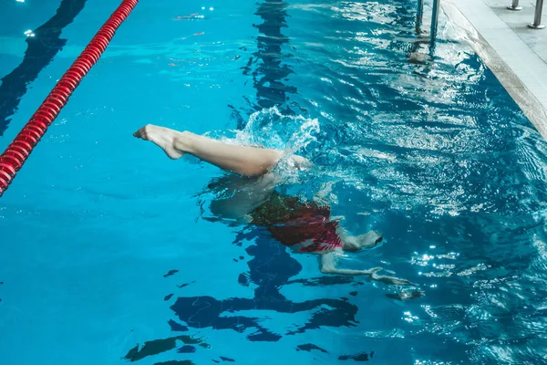 Atleta Natación Sincronizada Entrena Solo Piscina Entrenamiento Agua Revés Las —  Fotos de Stock