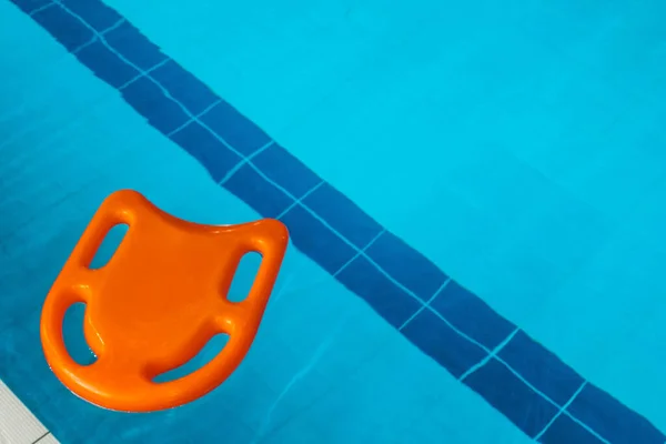 游泳池的水面上躺着一块有游泳把手的木板 游泳板 — 图库照片