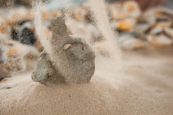 Bunte Flusskiesel Liegen Zufällig Auf Dem Sand Neben Dem Meer — Stockfoto
