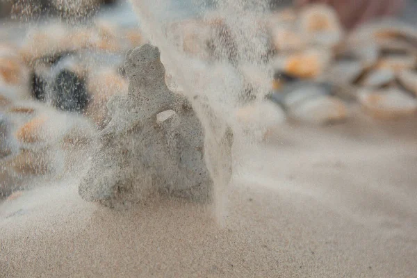 Bunte Flusskiesel Liegen Zufällig Auf Dem Sand Neben Dem Meer — Stockfoto