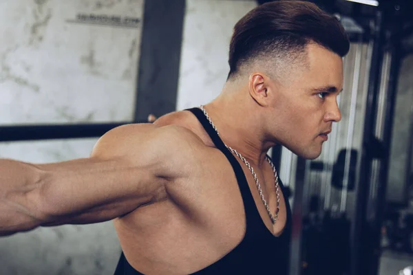 Hombre Con Músculos Grandes Dedica Levantamiento Pesas Gimnasio Atleta Bombeado —  Fotos de Stock