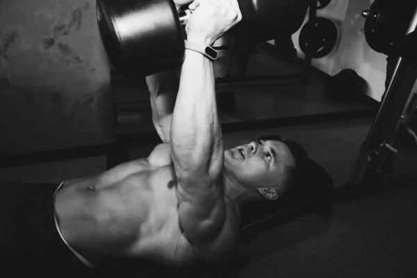 Homem Com Grandes Músculos Está Envolvido Levantamento Peso Ginásio Atleta — Fotografia de Stock