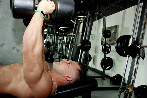 Homme Avec Gros Muscles Est Engagé Dans Haltérophilie Dans Salle — Photo