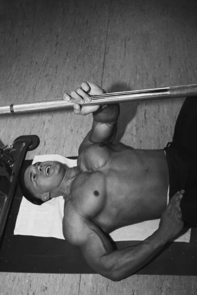 Seorang Pria Dengan Otot Besar Terlibat Dalam Angkat Besi Gym — Stok Foto