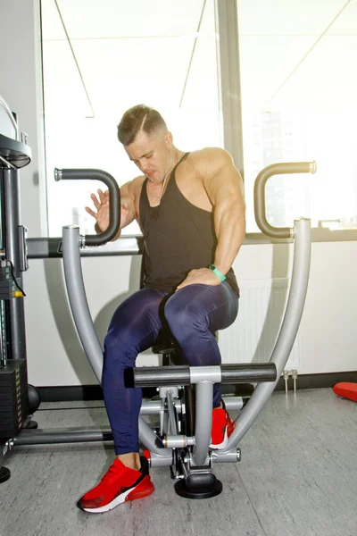 Hombre Con Músculos Grandes Dedica Levantamiento Pesas Gimnasio Atleta Bombeado —  Fotos de Stock