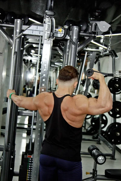 Hombre Con Músculos Grandes Dedica Levantamiento Pesas Gimnasio Atleta Bombeado —  Fotos de Stock