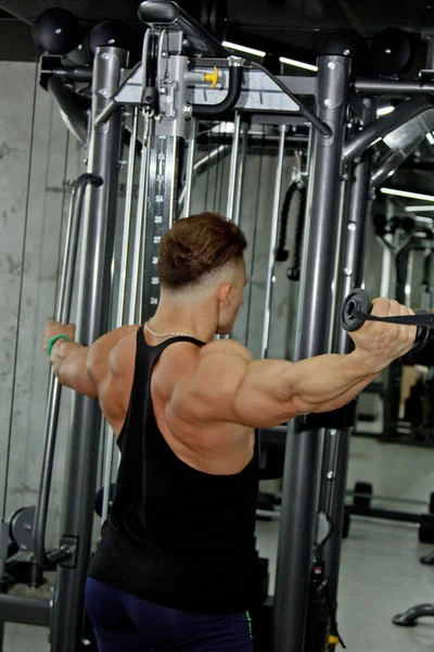 Hombre Con Músculos Grandes Dedica Levantamiento Pesas Gimnasio Atleta Bombeado —  Fotos de Stock