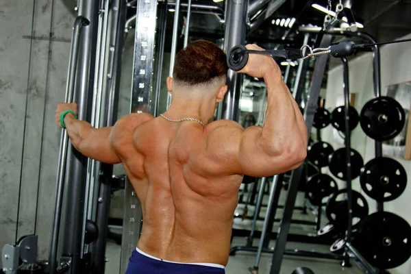 Hombre Con Músculos Grandes Dedica Levantamiento Pesas Gimnasio Atleta Bombeado —  Fotos de Stock