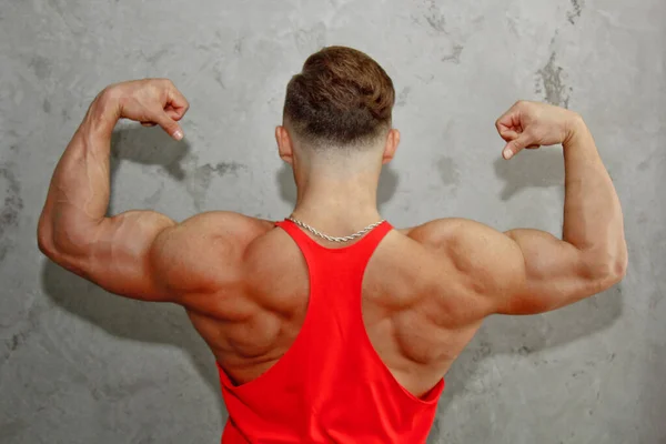 Hombre Con Músculos Grandes Dedica Levantamiento Pesas Gimnasio Atleta Bombeado — Foto de Stock