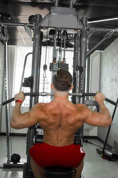Man Med Stora Muskler Engagerad Tyngdlyftning Gymmet Upppumpad Idrottare Går — Stockfoto