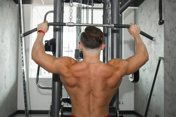 Hombre Con Músculos Grandes Dedica Levantamiento Pesas Gimnasio Atleta Bombeado — Foto de Stock