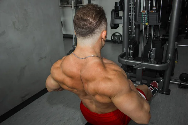 Een Man Met Grote Spieren Bezig Met Gewichtheffen Sportschool Een — Stockfoto