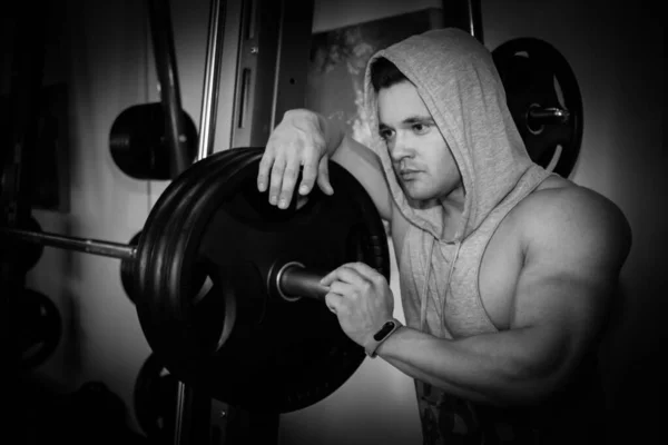 Ein Mann Mit Großen Muskeln Ist Gewichtheben Der Turnhalle Beschäftigt — Stockfoto