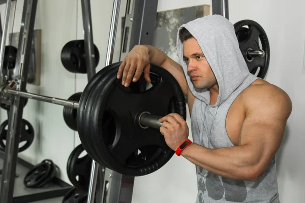 Hombre Con Músculos Grandes Dedica Levantamiento Pesas Gimnasio Atleta Bombeado —  Fotos de Stock