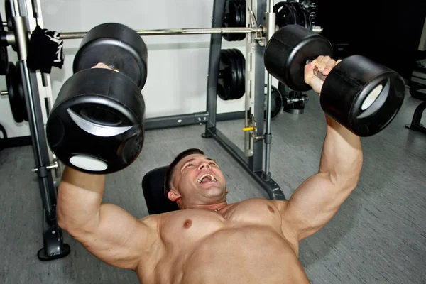Hombre Con Músculos Grandes Dedica Levantamiento Pesas Gimnasio Atleta Bombeado — Foto de Stock