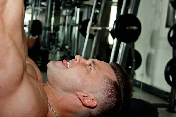 Een Man Met Grote Spieren Bezig Met Gewichtheffen Sportschool Een — Stockfoto