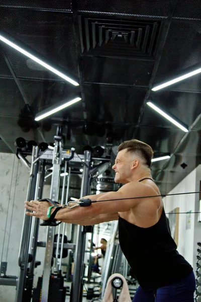 Kaslı Bir Adam Spor Salonunda Ağırlık Kaldırmakla Meşgul Pompalı Bir — Stok fotoğraf