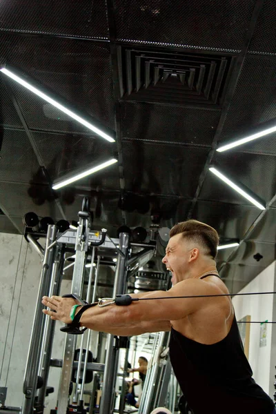 Een Man Met Grote Spieren Bezig Met Gewichtheffen Sportschool Een — Stockfoto