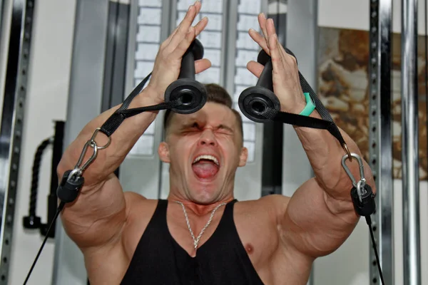 Hombre Con Músculos Grandes Dedica Levantamiento Pesas Gimnasio Atleta Bombeado —  Fotos de Stock