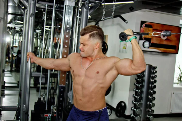 Hombre Con Músculos Grandes Dedica Levantamiento Pesas Gimnasio Atleta Bombeado —  Fotos de Stock