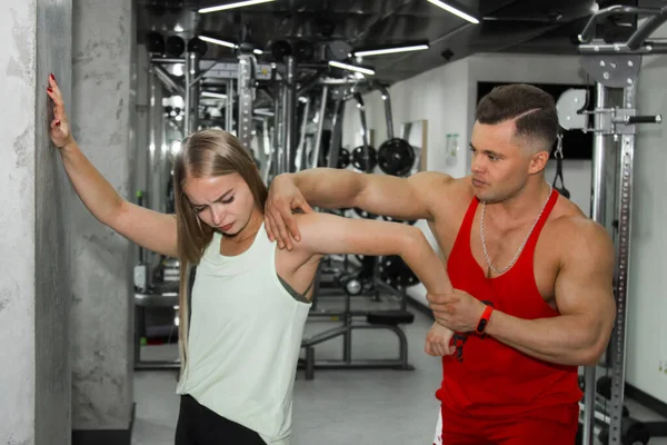 Antrenör Yeni Gelen Kıza Spor Salonunda Nasıl Egzersiz Yapılacağını Açıklar — Stok fotoğraf