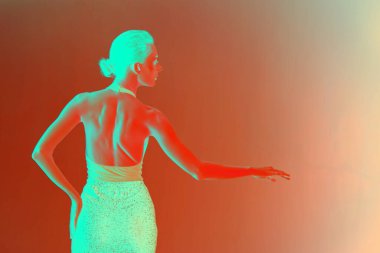 Neon fotoğraf, disko konsepti. Renkli arka plan, neon ışıklar, stüdyo çekimi