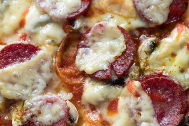 Mozarella peynirli, beyaz mantarlı ve sriracha soslu salamlı pizza.