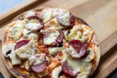 Mozzarella peynirli biberli pizza, beyaz mantar ve Sriracha.