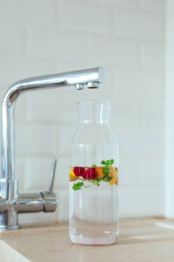 Taze detoks suyu beyaz ahududu, limon ve nane